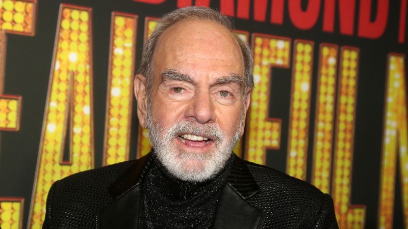 Neil Diamond surprises audience with ‘Sweet Caroline’ at Broadway opening