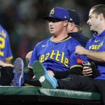 Mariners reliever Trent Thornton carted off field after injury